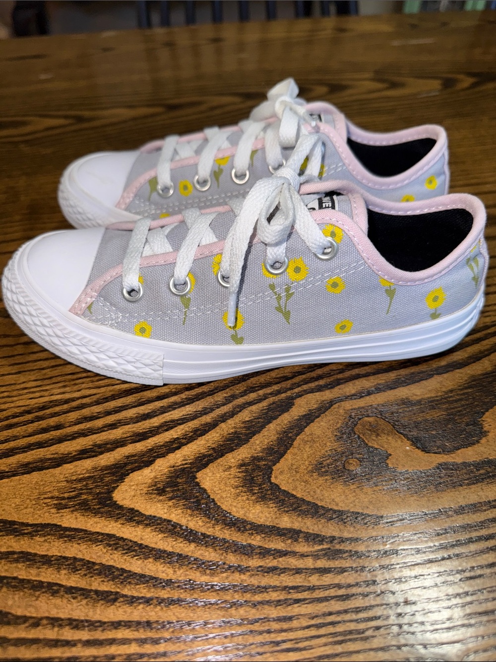 Girls Converse - Picture 3 of 5